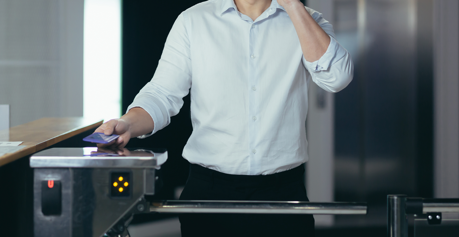 Leia mais sobre o artigo TST valida registros de catraca como prova de jornada e afasta horas extras