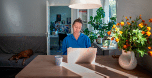 Leia mais sobre o artigo Itaú demite mil funcionários e reacende debate sobre limites do home office