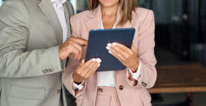 Leia mais sobre o artigo Como as plataformas jurídicas podem apoiar o setor a superar os desafios da IA