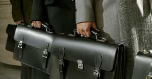 Leia mais sobre o artigo Rotatividade de CEOs atinge recorde: investidores pressionam, novos líderes surgem, mas mulheres ficam para trás