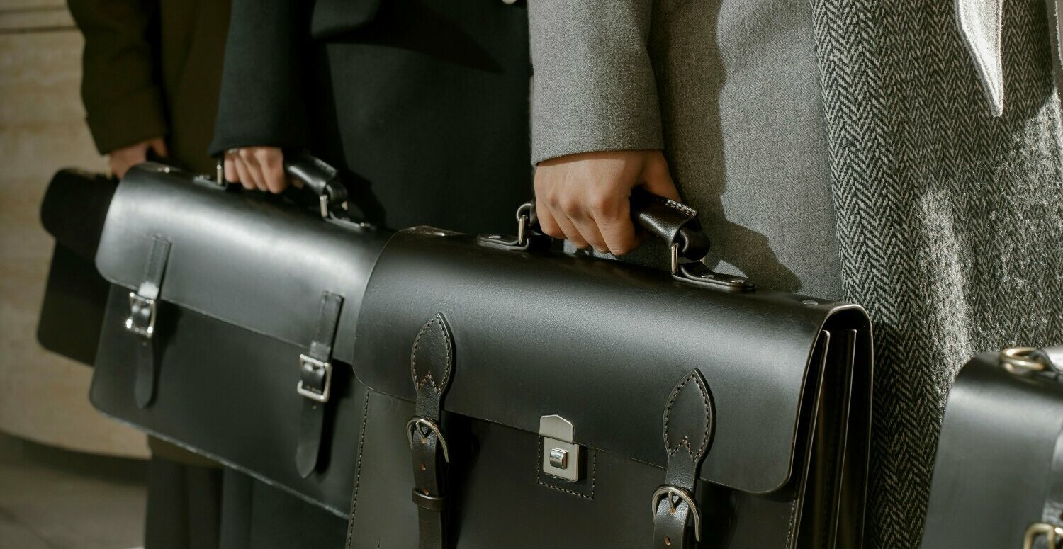 No momento, você está visualizando Rotatividade de CEOs atinge recorde: investidores pressionam, novos líderes surgem, mas mulheres ficam para trás