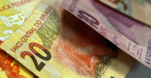 Leia mais sobre o artigo Salário mínimo sobe para R$ 1.621 em 2026