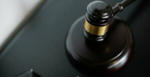 Leia mais sobre o artigo Empresa consegue barrar aumento de imposto com decisão judicial inédita