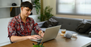 Leia mais sobre o artigo Geração Z prioriza home office e Millennials valorizam mais o dinheiro, revela pesquisa