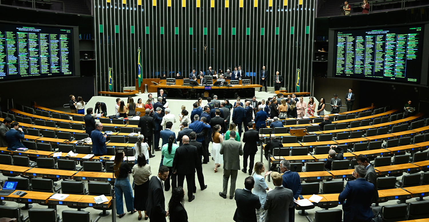 Leia mais sobre o artigo Câmara aprova fim da escala 6×1; veja proposta que avança ao Senado