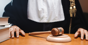 Leia mais sobre o artigo IA em processos judiciais: Justiça combate prompts ocultos